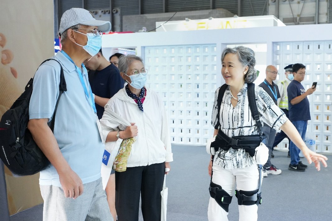 智慧养老再升级！海尔养老机器人矩阵亮相老博会(图3)